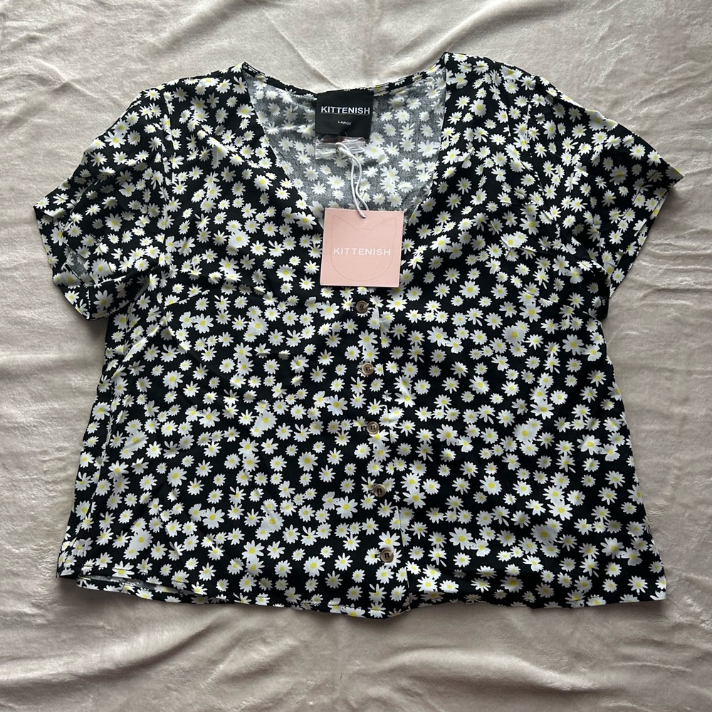 NWT Women’s Kittenish Cropped Button Up